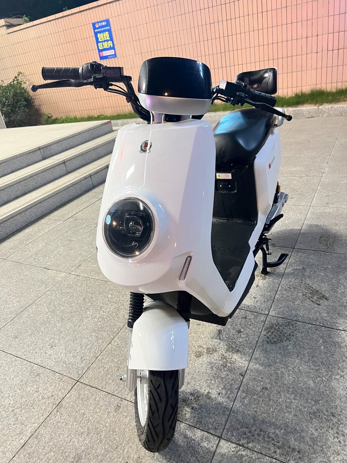 转让个人闲置二手电动车，刚买不久，证件齐全，带头盔，雨衣。成色九新如图，电池新换，5块大电池，续航70公里左右。车况完好，没有任何毛病，刹车，喇叭都很好的，因工